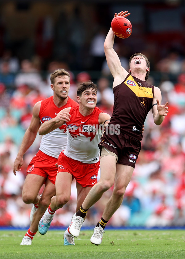 AFL Rd 2  - Sydney v Hawthorn - A-1007813