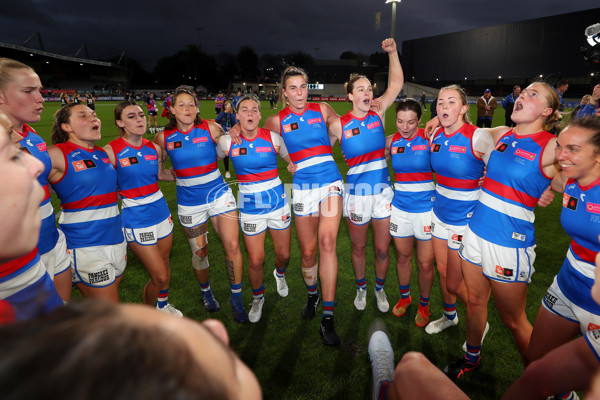 AFLW 2022 S7 Round 10 - Carlton v Western Bulldogs - A-458842