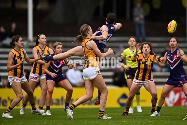 AFLW 2022 S7 Round 10 - Fremantle v Hawthorn - A-462369