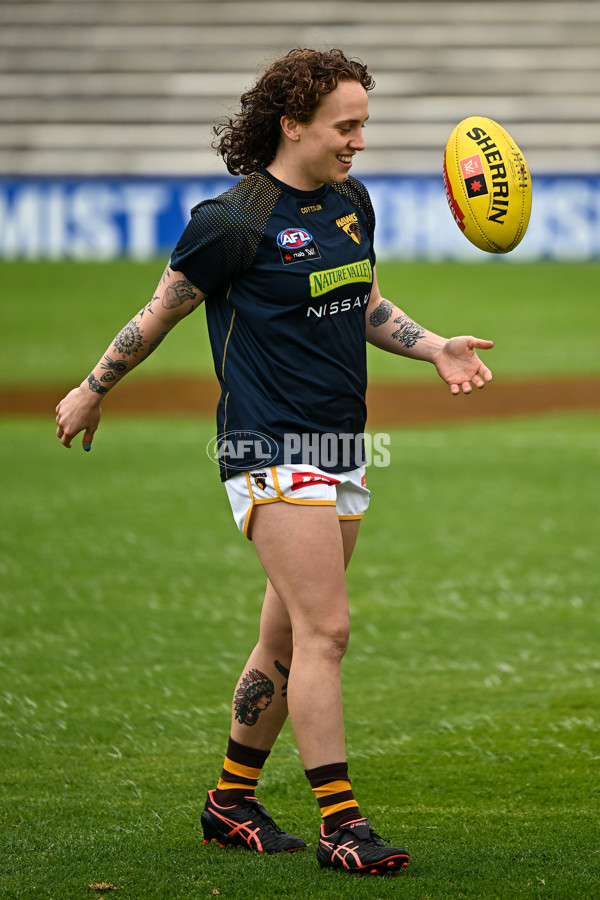 AFLW 2022 S7 Round 10 - Fremantle v Hawthorn - A-466099