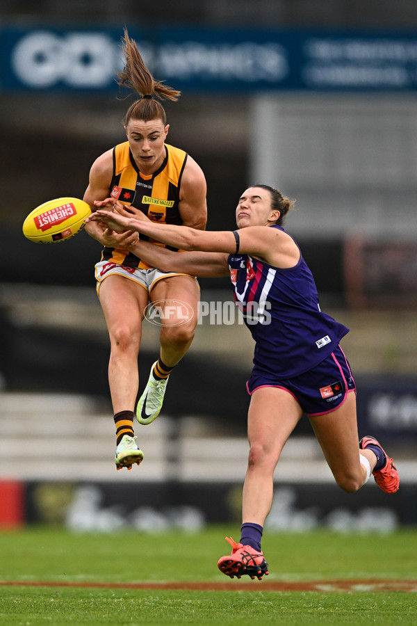 AFLW 2022 S7 Round 10 - Fremantle v Hawthorn - A-468086