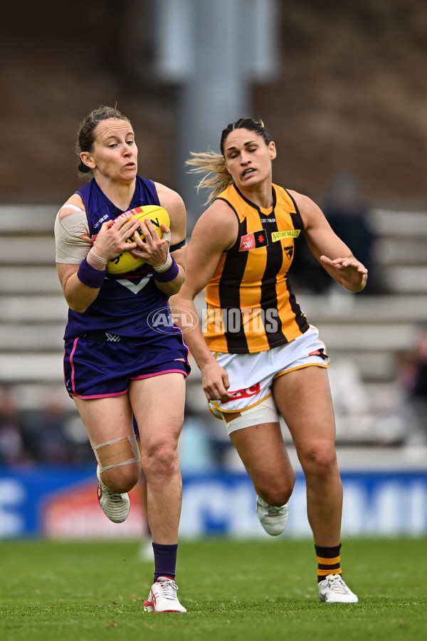 AFLW 2022 S7 Round 10 - Fremantle v Hawthorn - A-470298