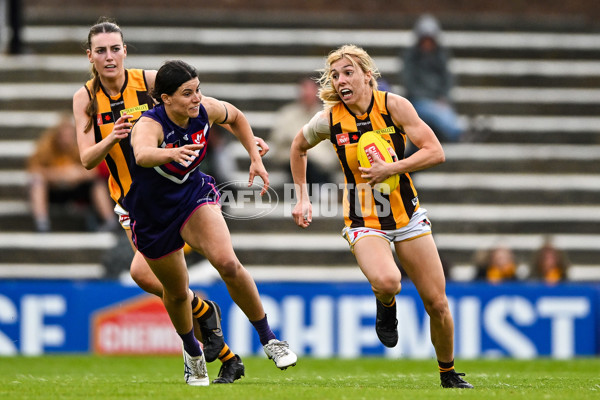 AFLW 2022 S7 Round 10 - Fremantle v Hawthorn - A-472877