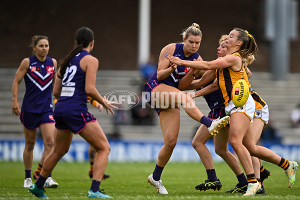AFLW 2022 S7 Round 10 - Fremantle v Hawthorn - A-473481