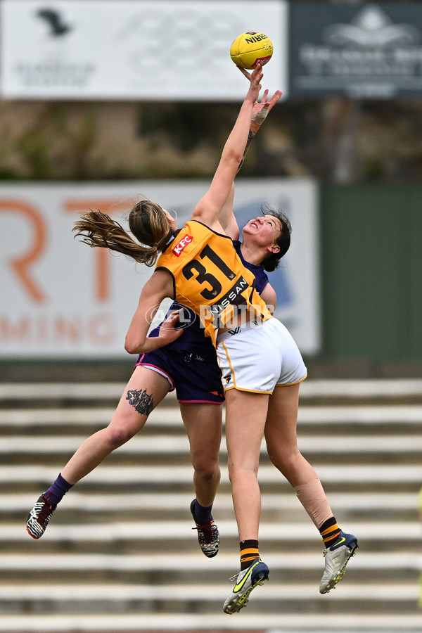 AFLW 2022 S7 Round 10 - Fremantle v Hawthorn - A-476382