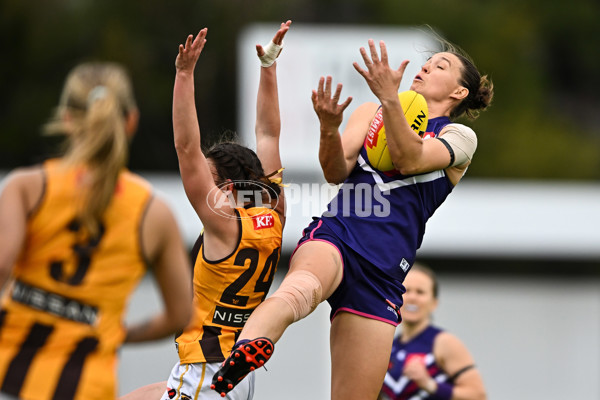 AFLW 2022 S7 Round 10 - Fremantle v Hawthorn - A-476383