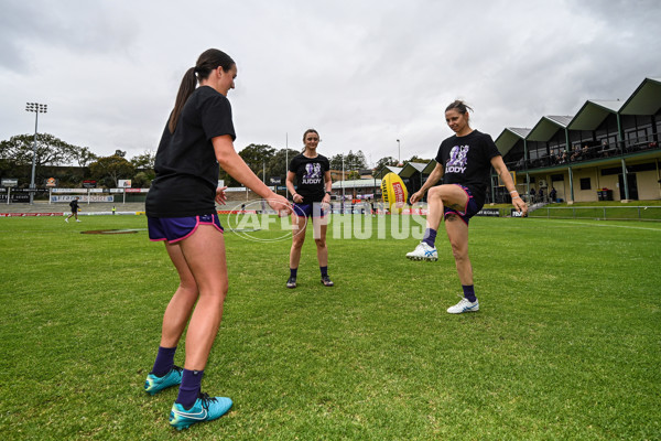AFLW 2022 S7 Round 10 - Fremantle v Hawthorn - A-478349