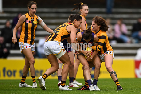 AFLW 2022 S7 Round 10 - Fremantle v Hawthorn - A-478394