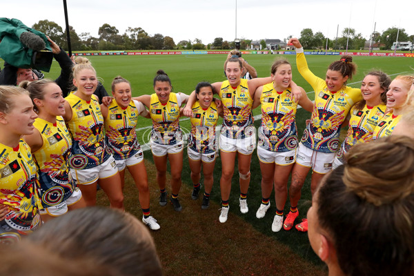 AFLW 2022 S7 Round 10 - St Kilda v Adelaide - A-483747