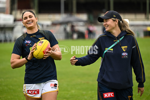 AFLW 2022 S7 Round 10 - Fremantle v Hawthorn - A-486374