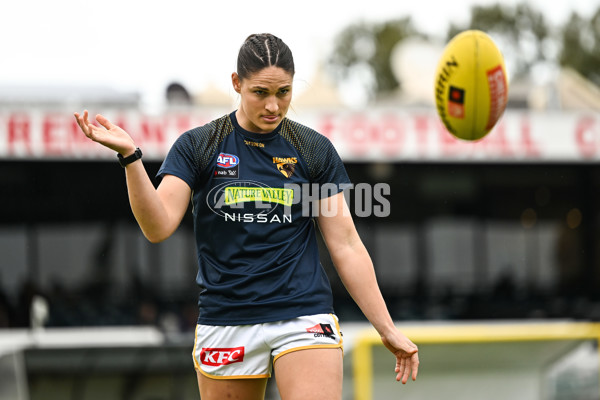 AFLW 2022 S7 Round 10 - Fremantle v Hawthorn - A-486380