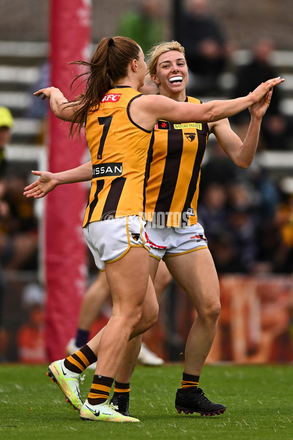 AFLW 2022 S7 Round 10 - Fremantle v Hawthorn - A-488843