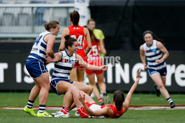 AFLW 2022 S7 Round 10 - Geelong v Sydney - A-494706