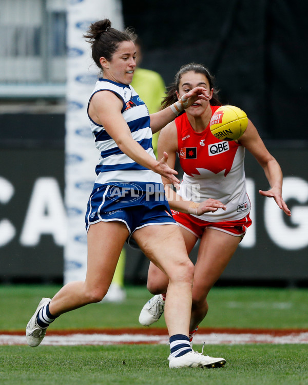 AFLW 2022 S7 Round 10 - Geelong v Sydney - A-494726
