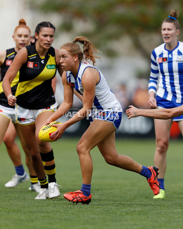 AFLW 2022 S7 Round 10 - North Melbourne v Richmond - A-505098