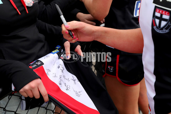 AFLW 2022 S7 Round 10 - St Kilda v Adelaide - A-507540
