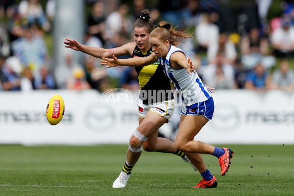 AFLW 2022 S7 Round 10 - North Melbourne v Richmond - A-507550