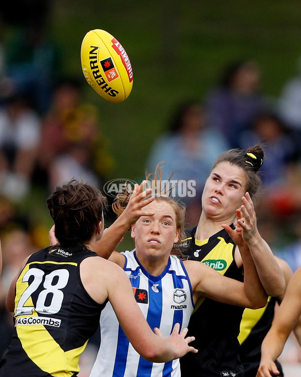 AFLW 2022 S7 Round 10 - North Melbourne v Richmond - A-510091