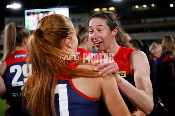 AFLW 2022 S7 Second Qualifying Final - Melbourne v Adelaide - A-518211