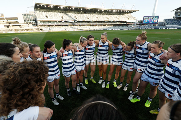 AFLW 2022 S7 First Elimination Final - Geelong v North Melbourne - A-523874