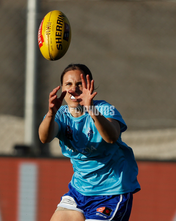 AFLW 2022 S7 First Elimination Final - Geelong v North Melbourne - A-525045