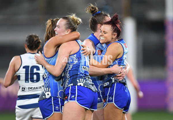 AFLW 2022 S7 First Elimination Final - Geelong v North Melbourne - A-525049