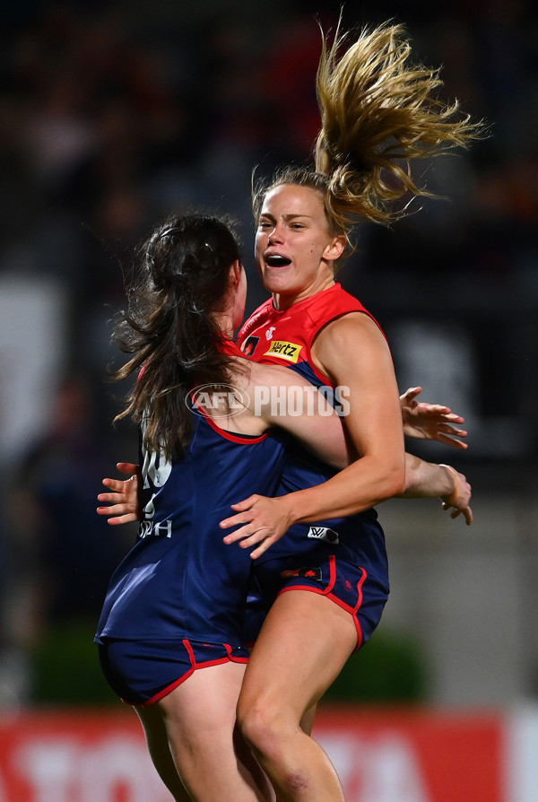 AFLW 2022 S7 Second Qualifying Final - Melbourne v Adelaide - A-529041