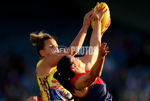 AFLW 2022 S7 Second Qualifying Final - Melbourne v Adelaide - A-529051