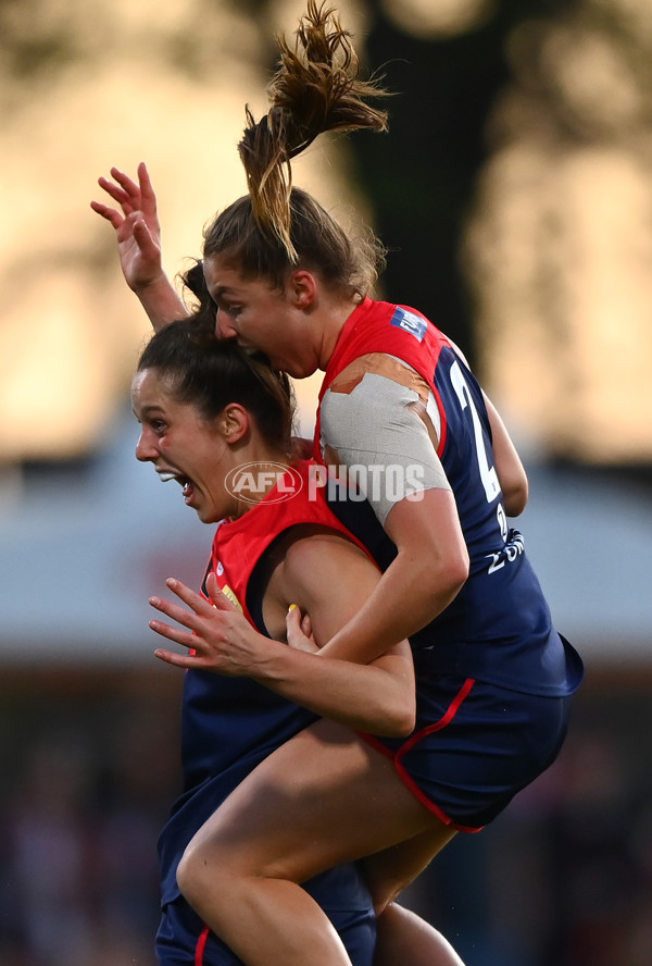 AFLW 2022 S7 Second Qualifying Final - Melbourne v Adelaide - A-529591