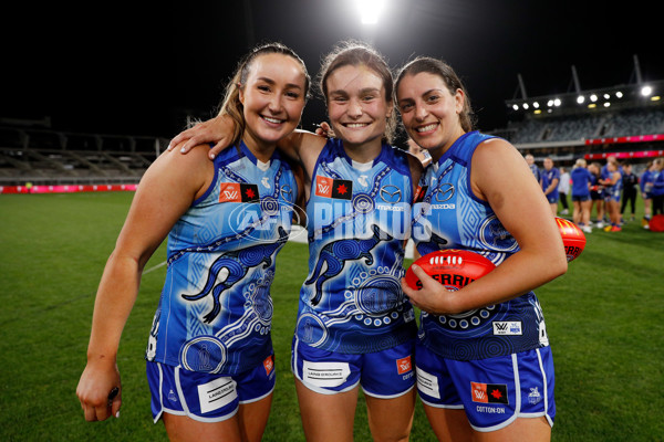 AFLW 2022 S7 First Elimination Final - Geelong v North Melbourne - A-532610
