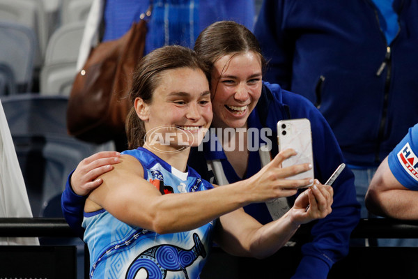 AFLW 2022 S7 First Elimination Final - Geelong v North Melbourne - A-532611