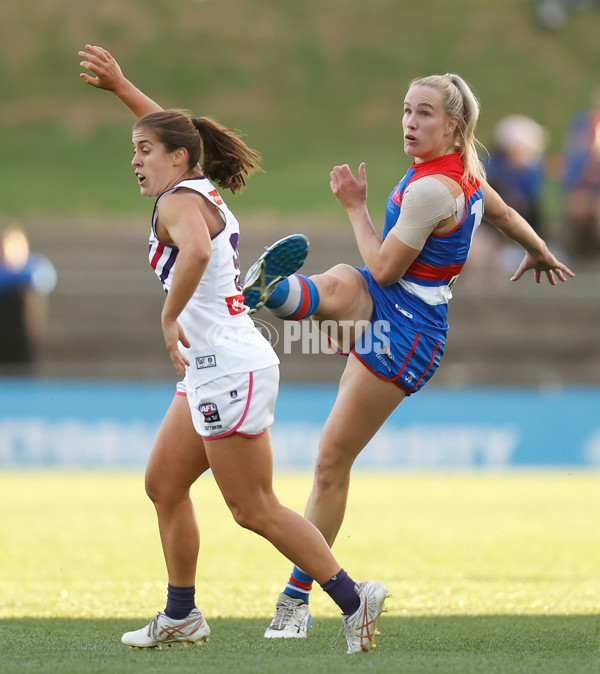 AFLW 2022 Round 10 - Western Bulldogs v Fremantle - A-657373